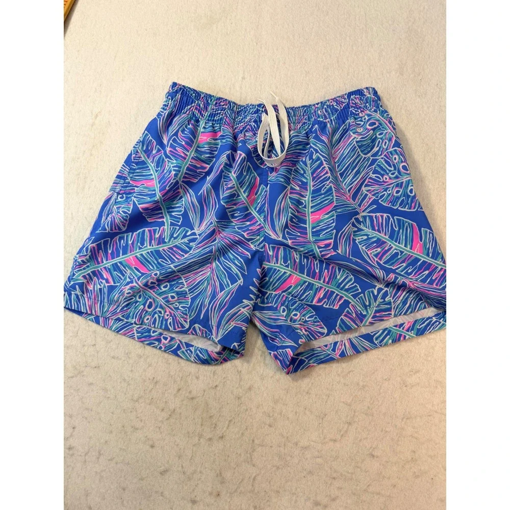 Chubbies Mens Medium 5.5 Inseam Swim Trunks Blue Pink Tropical Monstera Leaf